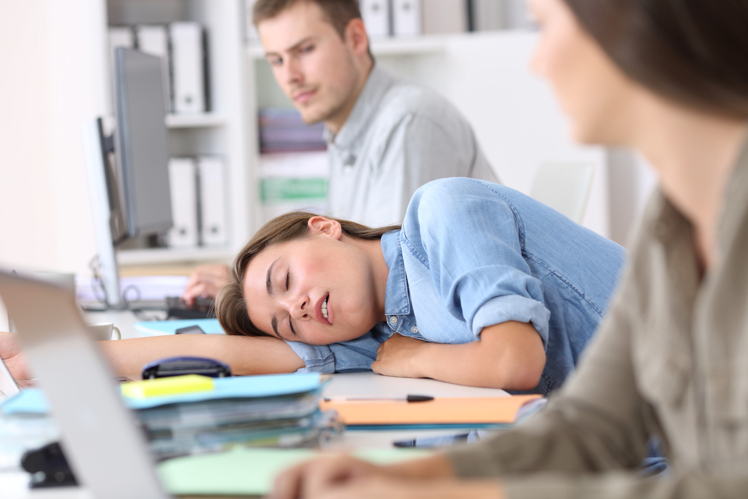 How can a person with narcolepsy lead a normal life