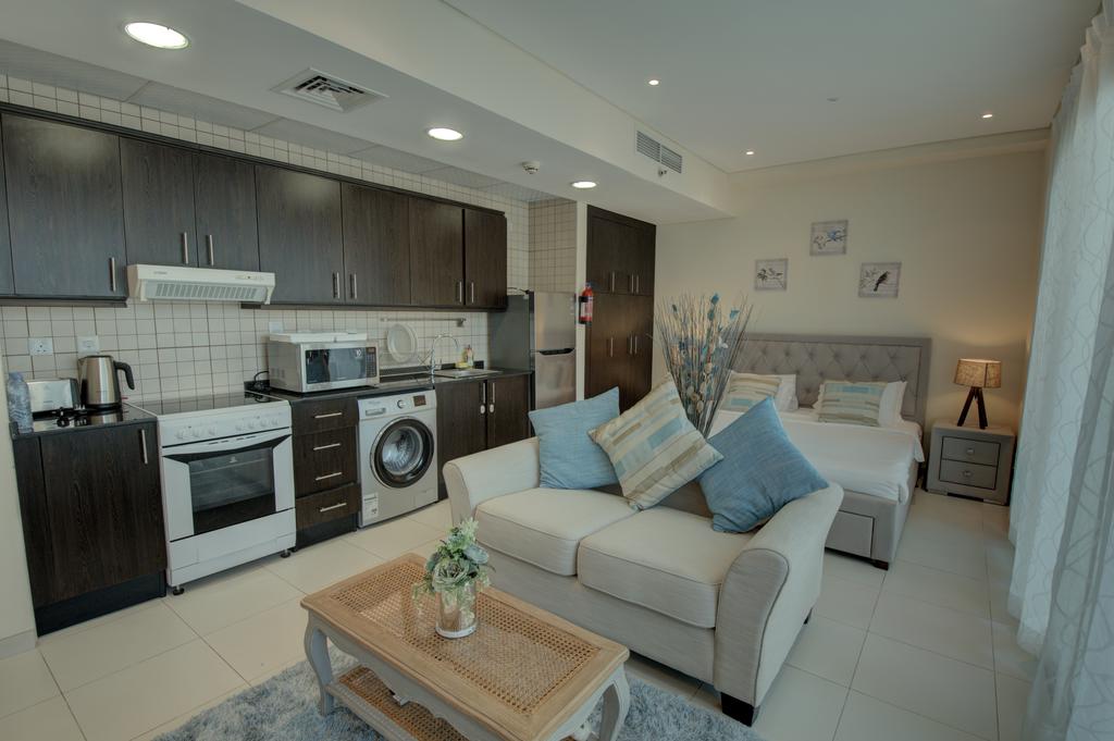 How does the size and layout of studio apartments for rent at this price point compare to higher-priced options in Dubai